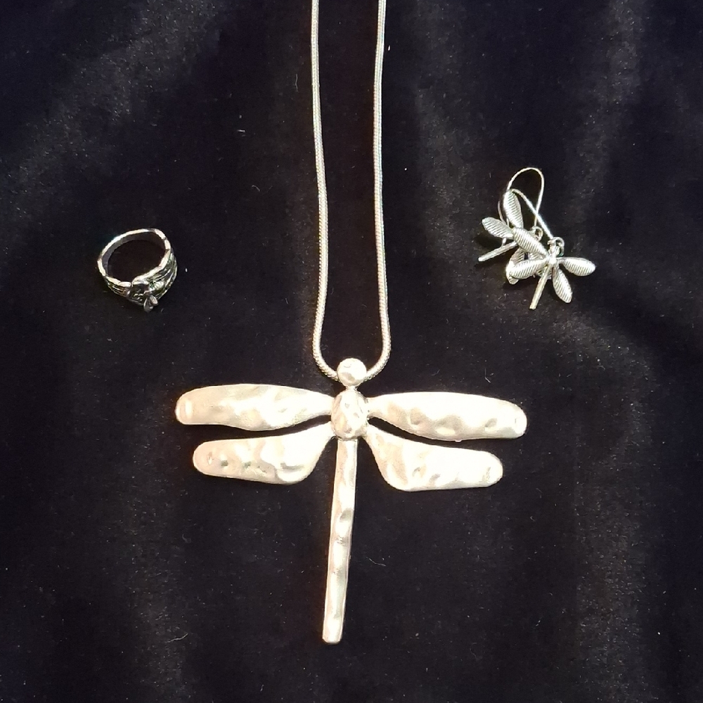 Elegant Silver Dragonfly Pendant Necklace
